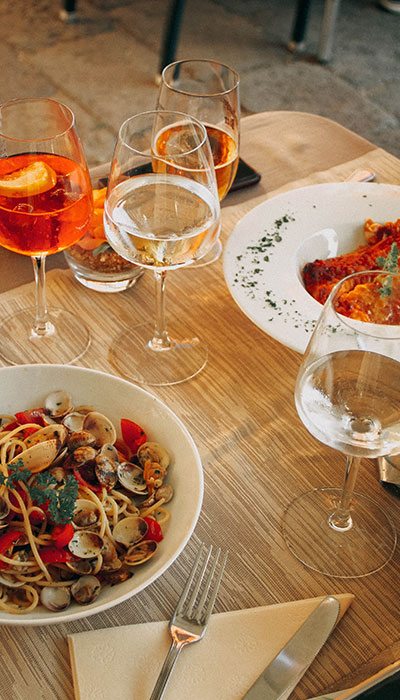 plats et vin italiens sur table